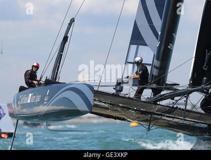 Hafen von Portsmouth, Portsmouth, UK. 23. Juli 2016. Louis Vuitton Americas Cup World Series Yacht Racing. CEO und Skipper von Softbank Team Japan Dean Barker (links) in Aktion während der Rennen 1 Credit: Action Plus Sport/Alamy Live News Stockfoto