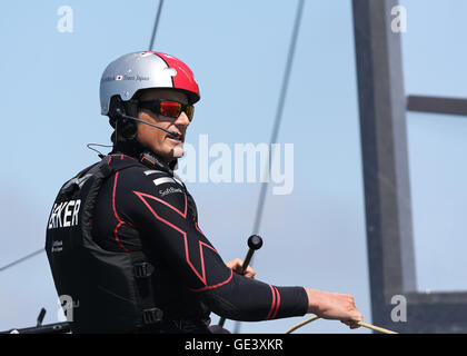 Hafen von Portsmouth, Portsmouth, UK. 23. Juli 2016. Louis Vuitton Americas Cup World Series Yacht Racing. CEO und Skipper von Softbank Team Japan Dean Barker in Aktion während der Rennen 1 Credit: Action Plus Sport/Alamy Live News Stockfoto