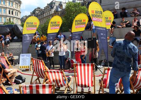 London, England, Vereinigtes Königreich. 23. Juli 2016. Internationale Straßenkünstler aus der ganzen Welt treten bei einer kostenlosen Veranstaltung am internationalen Straßenmusik Tag am Trafalgar Square in London, UK. Penelope Barritt/Alamy Live-Nachrichten Stockfoto