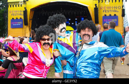 Perth, Schottland, Großbritannien. 23. Juli 2016. Nachtschwärmer auf der Rücklauf der 80er Jahre Festival Scone Palace, Perth, Schottland, UK Credit: Derek Allan/Alamy Live News Stockfoto