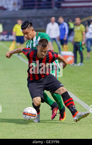 Budapest, Ungarn. 23. Juli 2016. Filip Holender (L) von Budapest Honved deckt den Ball von Cristian Ramirez (R) TC der Ferencvarosi während das ungarische OTP Bank Liga-Spiel zwischen Budapest Honved und Ferencvarosi TC bei Bozsik Stadion am 23. Juli 2016 in Budapest, Ungarn. Bildnachweis: Laszlo Szirtesi/Alamy Live-Nachrichten Stockfoto