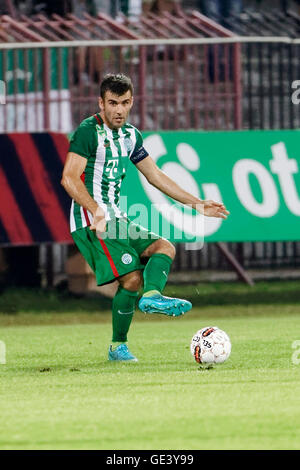 Budapest, Ungarn. 23. Juli 2016. Gabor Gyomber der Ferencvarosi TC geht der Ball während des Spiels ungarische OTP Bank Liga zwischen Budapest Honved und Ferencvarosi TC bei Bozsik Stadion am 23. Juli 2016 in Budapest, Ungarn. Bildnachweis: Laszlo Szirtesi/Alamy Live-Nachrichten Stockfoto