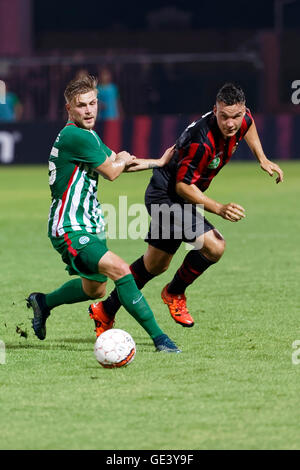 Budapest, Ungarn. 23. Juli 2016. David Bobal (R) Honved von Budapest Zweikämpfe um den Ball mit Florian Trinks (L) Ferencvarosi TC während das ungarische OTP Bank Liga-Spiel zwischen Budapest Honved und Ferencvarosi TC bei Bozsik-Stadion am 23. Juli 2016 in Budapest, Ungarn. Bildnachweis: Laszlo Szirtesi/Alamy Live-Nachrichten Stockfoto