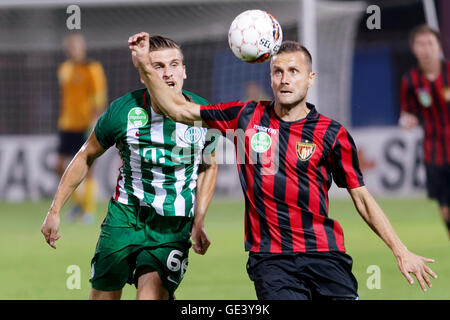 Budapest, Ungarn. 23. Juli 2016. Dusan Vasiljevic (R) Honved von Budapest Zweikämpfe um den Ball mit Emir Dilaver (L) Ferencvarosi TC während das ungarische OTP Bank Liga-Spiel zwischen Budapest Honved und Ferencvarosi TC bei Bozsik-Stadion am 23. Juli 2016 in Budapest, Ungarn. Bildnachweis: Laszlo Szirtesi/Alamy Live-Nachrichten Stockfoto