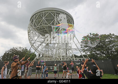 Jodrell Bank, Cheshire, UK. 23. Juli 2016. Eine große Blase, die Pässe vor der Lovell-Teleskop am Jodrell Bank, Cheshire, UK, 23. Juli 2016 Credit: Barbara Koch/Alamy Live News Stockfoto