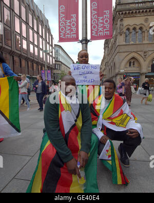 Glasgow, Scotland, UK 23. Juli 2016. Schottlands simbabwischen Gemeinschaft versammelt sich in Glasgow heute zu einen internationalen Protest gegen die Korruption in ihrem Heimatland Zimbabwe zu unterstützen. Singen "genug ist genug!", trat sie zusammen mit ihrer Landsleute im Ausland, 50 schottische Bewohner den weltweiten Protest organisiert durch social Media gegen die Regierung und ihren Präsidenten Robert Mugabe Kredit: Gerard Fähre/Alamy Live News Stockfoto