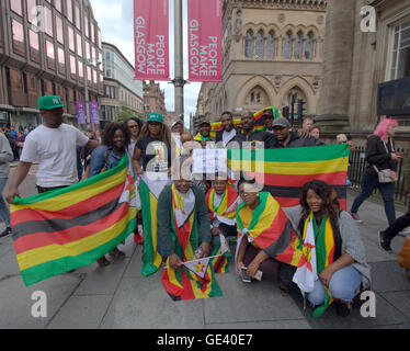 Glasgow, Scotland, UK 23. Juli 2016. Schottlands simbabwischen Gemeinschaft versammelt sich in Glasgow heute zu einen internationalen Protest gegen die Korruption in ihrem Heimatland Zimbabwe zu unterstützen. Singen "genug ist genug!", trat sie zusammen mit ihrer Landsleute im Ausland, 50 schottische Bewohner den weltweiten Protest organisiert durch social Media gegen die Regierung und ihren Präsidenten Robert Mugabe Kredit: Gerard Fähre/Alamy Live News Stockfoto