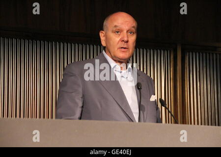 New York, USA. 20. Juli 2016. Besitzer des New York Restaurant Four Seasons, Alex von Bidder, abgebildet auf dem Podium während einer Konferenz im Restaurant in New York, USA, 20. Juli 2016. Seit fast 60 Jahren galt das Restaurant eine Institution und ein Treffpunkt der Stars. Jetzt wurde es geschlossen und die Befestigungen werden versteigert. Foto: CHRISTINA HORSTEN/DPA/Alamy Live-Nachrichten Stockfoto