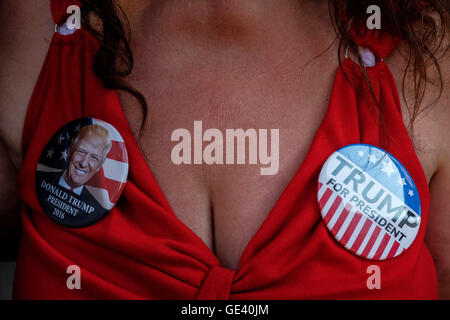 Cleveland, Ohio, USA. 20. Juli 2016. Ein Trumpf-Unterstützer und ihre eigene maßgeschneiderte Kleid mit Trump Abzeichen. © Axelle Horstmann/ZUMA Draht/Alamy Live-Nachrichten Stockfoto