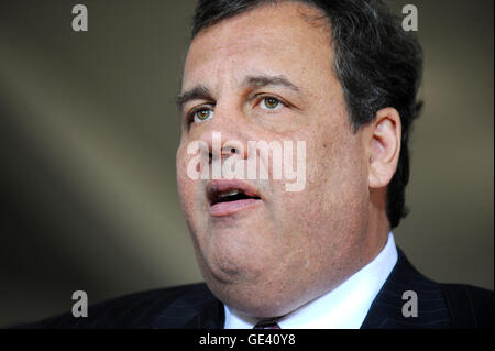 NEWARK, NJ - 14. NOVEMBER: Gouverneur von New Jersey, Chris Christie im Bild während einer Durchsage über United Airlines Wartung Newark Liberty International Airport im April 2014 in Newark New Jersey am 14. November 2013. Bildnachweis: mpi01/MediaPunch Inc. Stockfoto