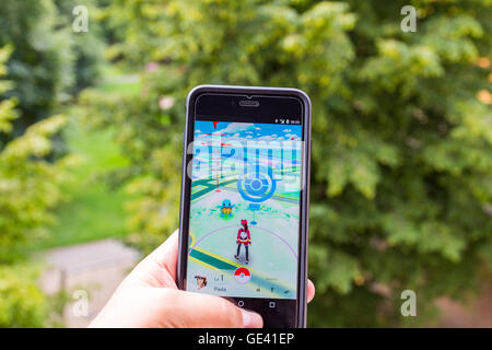 Apple iPhone6 Plus hielt in der einen Hand seinen Bildschirm mit Pokemon Go Anwendung zeigen. Stockfoto