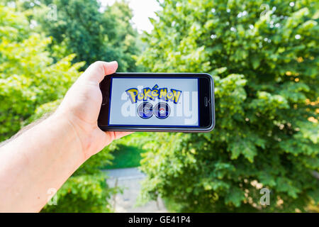Apple iPhone6 Plus hielt in der einen Hand seinen Bildschirm mit Pokemon Go Anwendung zeigen. Stockfoto