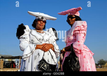 Menschen, Frauen, Übereinkommen der Herero am letzten Wochenende im August in Okahandja ihre toten Vorfahren, Namibia, Additional-Rights - Clearance-Info - zu erinnern Not-Available Stockfoto