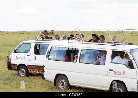 Masai Mara, Kenia. Touristen auf Wildbeobachtungen Urlaub. Stockfoto