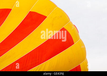 Masai Mara, Kenia. Nahaufnahme von Heißluftballon Flug vorbereiten. Stockfoto