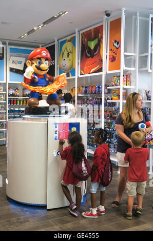 Kinder spielen mit interaktiven Displays, Nintendo New York speichern Interieur, Rockefeller Center, NYC, USA Stockfoto