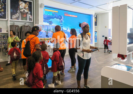 Minderheit Spielgruppe, Nintendo New York Store Interieur, Rockefeller Center, NYC, USA Stockfoto