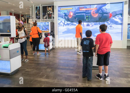 Jungen spielen mit großem Bildschirm, Nintendo New York Store Interieur, Rockefeller Center, NYC, USA Stockfoto
