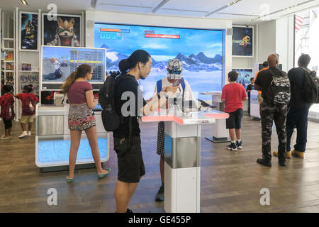 Shopper mit Produkten, Nintendo New York Store Interieur, Rockefeller Center, NYC, USA Stockfoto