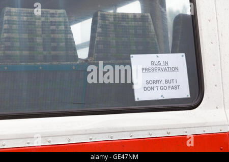 Bus in Erhaltung tut mir leid, aber ich gehe nicht schnellere Zeichen auf alten Bus in Poole, Hants & Dorset (mehr Bus) Jubiläum im Juli zu feiern Stockfoto