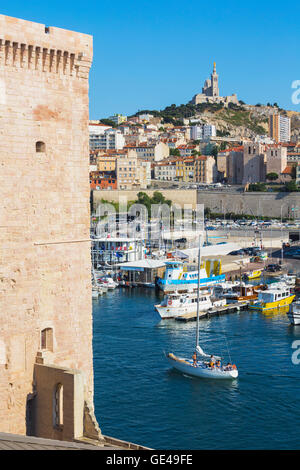 Marseille, Provence-Alpes-Côte d ' Azur, Frankreich.  Blick über Vieux-Port, den alten Hafen, aus dem 17. Jahrhundert Fort Saint-Jean Stockfoto