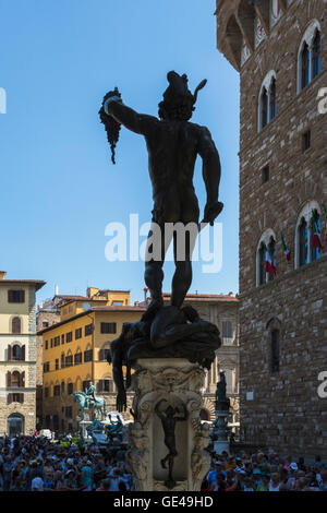 Florenz, Provinz Florenz, Toskana, Italien.  Piazza della Signoria.  Statue des Perseus mit dem Haupt der Medusa Stockfoto