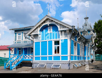 Holzarchitektur Russlands. Russisch Deutsch-Zentrum in der Stadt Tomsk. Eines der beliebtesten Holzbauten in Sibirien Stockfoto