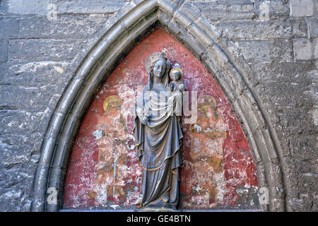 Statue der Maria mit Jesus Christus und gemalten Hintergrund über einen Seiteneingang, Saint Bavo-Kathedrale in Gent, Belgien Stockfoto