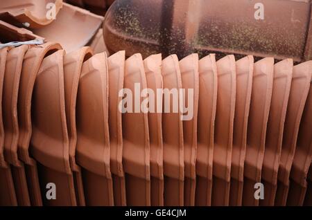Dachziegel. Stapel neuer Tondachziegel. Stockfoto