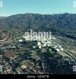 Diese Luftaufnahme erfasst das Jet Propulsion Laboratory (JPL) in Pasadena, Kalifornien, mit den San Gabriel Mountains im Hintergrund. JPL ist ein wichtiges Forschungszentrum für die robotischen Weltraummissionen der NASA. Stockfoto