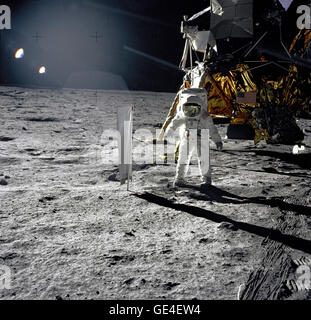 (20 Juli 1969) Astronaut Edwin E. Aldrin, Jr., Pilot der Mondlandefähre, wird während der Apollo 11 Extravehicular Activity (EVA) auf dem Mond fotografiert. Im Hintergrund Rechte ist die Mondfähre "Eagle." Aldrin des Rechts ist der Sonnenwind Zusammensetzung (SWC) Experiment bereits bereitgestellt. Dieses Foto wurde von Neil A. Armstrong mit einem 70 mm lunar Surface-Kamera aufgenommen.  Bild #: HS11-40-5873 Stockfoto