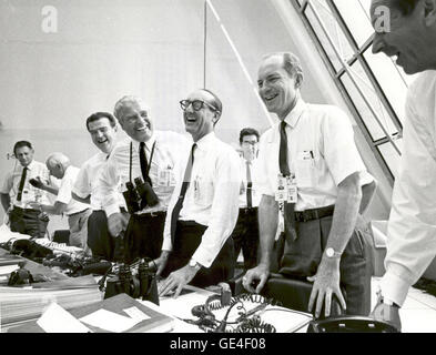 (16 Juli 1969) Apollo 11 Mission Beamten entspannen Sie sich in die Launch-Control-Center nach dem erfolgreichen Apollo 11 abheben am 16. Juli 1969. Von links nach rechts sind: Charles W. Mathews, Deputy Associate Administrator für Raumfahrt besetzt; Dr. Wernher von Braun, Direktor des Marshall Space Flight Center; George Mueller, Associate Administrator für das Amt der bemannten Raumfahrt; Generalleutnant Samuel C. Phillips, Direktor des Apollo-Programms Bild-Nr.: 108-KSC-69P-641