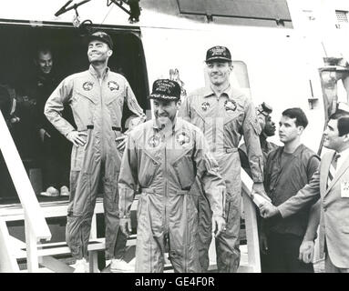 (17 April 1970) Die Besatzung der Apollo 13 Mission Schritt an Bord USS Iwo Jima, erstklassige Erholung Schiff für die Mission, folgende Wasserung und Recovery-Vorgänge im Südpazifik. Beenden den Hubschrauber, der der Pick-up etwa vier Meilen von Iwo Jima gemacht (von links) sind Astronauten Fred. W. Haise, Jr., Pilot der Mondlandefähre; James A. Lovell Jr., Kommandant; und John L. Swigert Jr., Befehl Modul-Pilot. Das Raumschiff Apollo 13 wasserte 12:07:44 pm CST am 17. April 1970.  Bild-Nr.: 70-H-641
