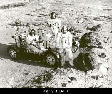 Astronauten der Apollo 16 (von links nach rechts), Lunar Module Pilot Charles M. Duke, Commander John W. Young und Command Module Pilot Thomas K. Mattingly II während einer Übung in Vorbereitung auf die Landung Mondmission.  Bild-Nr.: 72-h-249 Datum: 6. Februar 1972 Stockfoto