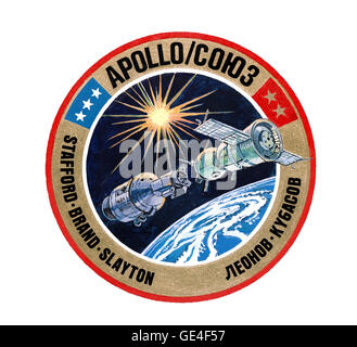 Dies ist die amerikanische Besatzung Insignien des gemeinsamen USA-UdSSR Apollo-Soyuz Test Projekt (ASTP). Die weißen Sternen auf blauem Hintergrund darstellen amerikanische Astronauten Thomas P. Stafford, Kommandant; Vance D. Brand, Befehl Modul-Pilot; und Donald (Deke) K. Slayton, Docking-Modul-Pilot. Die dunklen goldenen Sternen auf rotem Grund repräsentieren sowjetischen Kosmonauten Aleksey A. Leonov, Kommandant und Valeriy N. Kubasov, Ingenieur.  Bild #: S75-20361 Datum: 27. Februar 1975 Stockfoto