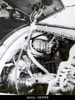 (29 November 1961) Astronaut John H. Glenn, Jr. erfährt eine simulierte Orbitalflug im Rahmen seiner Ausbildung für Projekt-Quecksilber in das Manned Spacecraft Center Verfahren Trainer bei Langley Air Force Base, Virginia.  Bild-Nr.: 61-MA6-10 Stockfoto