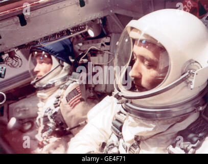 Astronauten-Edward H. White II (links) und James A. McDivitt in das Raumschiff Gemini IV warten auf abheben. Das Ziel der Mission Gemini IV war zu evaluieren und testen Sie die Auswirkungen von vier Tagen im Raum auf die Mannschaft, Ausrüstung und Kontrollsysteme. Pilot Edward White II erfolgreich die ersten amerikanischen Weltraumspaziergang während der Mission Gemini IV erreicht.  Bild-Nr.: gemini 4 Datum: 3. Juni 1965 Stockfoto