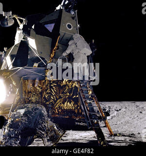 Astronaut Alan L. Bean steigt vom Mondmodul Intrepid ab und schließt sich Charles Conrad Jr. an, während der Mondlandung am 19. November 1969, an. Stockfoto