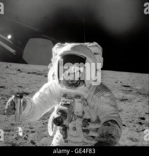Astronaut Alan L. Bean hält während der EVA von Apollo 12 einen Container mit Mondboden. Charles 'Pete' Conrad, der Kommandant, hat dieses Spiegelbild in Beans Helmvisier festgehalten. Stockfoto