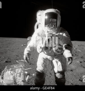 Am 20. November 1969 führt der Astronaut Alan Bean während des Mondwegs Apollo 12 auf dem Ozean der Stürme eine außerfahrbare Aktivität (EVA) aus. Commander Charles Conrad Jr. spiegelt sich in Beans Helmvisier wider. Stockfoto