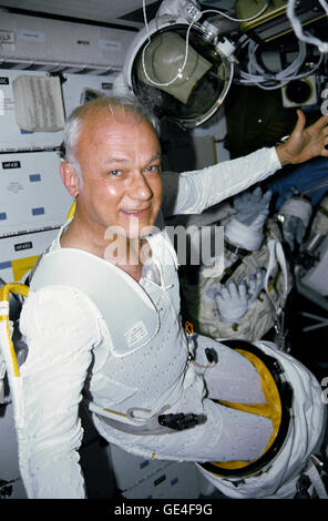 Der STS-31 Missionsspezialist Bruce McCandless II, trägt ein Kleidungsstück für flüssige Kühlung und Belüftung und bereitet sich auf einen möglichen Weltraumspaziergang während des Hubble Space Telescope am 25. April 1990 vor. Die Bereitstellung wurde ohne Unterstützung von McCandless abgeschlossen. Stockfoto