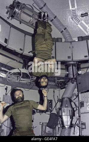 Astronaut Gerald P. Carr, Kommandant der Mission Skylab 4 zeigt scherzhaft Krafttraining in der Schwerelosigkeit er William R. Pogue, pilot, Astronaut kopfüber an seinem Finger balanciert.  Bild #: SL4-150-5080 Datum: 1. Februar 1974 Stockfoto