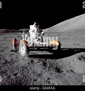 Astronaut Eugene A. Cernan, Apollo 17-Mission Kommandant, macht einen kurzen Check-out der Lunar Roving Vehicle während des frühen Teils des ersten Apollo 17 Extravehicular Activity (EVA-1) bei der Taurus-Littrow-Landeplatz. Dieser Blick auf die "abgespeckte" Rover ist vor Aufladewoche. Dieses Foto wurde von Geologen-Astronaut Harrison H. Schmitt, Pilot der Mondlandefähre aufgenommen. Der Berg im Hintergrund rechts ist das Ostende des Süd-Massivs.  Bild-Nr.: AS17-147-22526 11. Dezember 1972 Stockfoto