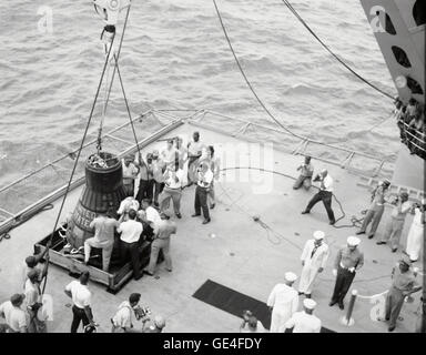 Erholung-Mitarbeiter bringen die Mercury-Raumkapsel "Faith 7" an Bord die Erholung im Lieferumfang U.S.S Kearsarge Astronaut Gordon Cooper noch im Inneren. Sobald auf Deck gesichert, wird Cooper über Bord zu werfen die Kapsel Luke seine Entfernung ermöglicht.  Bild #: S63-07854 Datum: 16. Mai 1963 Stockfoto