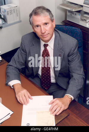Dr. Daniel R. Mulville war 2001 der amtierende Administrator der NASA. Seine Karriere bei der NASA umfasste Positionen als Chief Engineer und Deputy Associate Administrator. Bevor er zur NASA wechselte, arbeitete er am Naval Research Laboratory und dem Naval Air Systems Command. Stockfoto