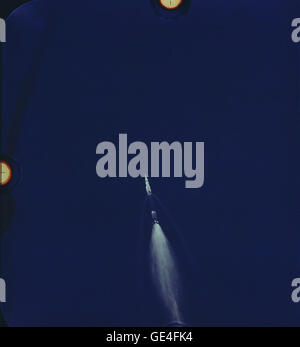 Ein dramatischer Blick auf die frühen Momente des Apollo 11-Starts und zeigt die historische Mission, die 1969 die ersten Menschen auf dem Mond landete. Das Bild zeigt das Raumschiff, das vom Kennedy Space Center abhebt. Stockfoto