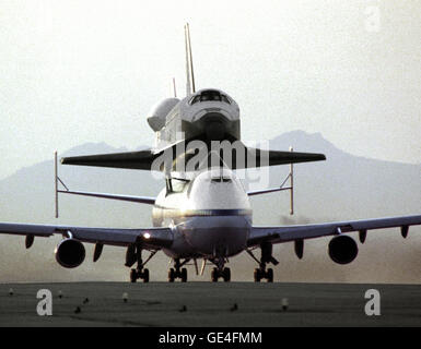 NASA 747 montiert Shuttle Carrier Aircraft Nr. 911, mit dem Space Shuttle Orbiter Endeavour sicher seinen Rumpf, Taxis zur Startbahn beginnen Überführungsflug von Rockwell's Plant 42 in Palmdale, Kalifornien, wo der Orbiter gebaut wurde, um das Kennedy Space Center, Florida. Am Kennedy wurde das Raumfahrzeug verarbeitet und auf orbitale Mission STS-49, die bei der NASA Dryden Flight Research Facility (jetzt Armstrong Flight Research Center), Edwards, California gelandet. NASA 911, die zweite geändert 747, die im November 1990 in Dienst ging hat besondere Unterstützung Streben auf die Fus Stockfoto