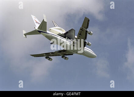 Space Shuttle Orbiter Endeavour übergeht KSCs Shuttle Landing Facility auf der NASA Boeing 747 Shuttle Carrier Aircraft (SCA), wie es zurück 27. März 1997 von Palmdale, Kalifornien, nach einer achtmonatigen Orbiter Wartung Down Periode (OMDP). Fast 100 Änderungen wurden vorgenommen, um Endeavour während dieser Zeit, darunter auch einige, die direkt zugeordnet wurden Arbeiten zur International Space Station (ISS) Operationen Unterstützung erforderlich. Die umfangreichsten Änderungen war die Installation einer externen Luftschleuse den Orbiter an der Station andocken zu ermöglichen. Andere Modifikationen Dauer- Stockfoto