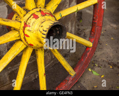 Detail der alten Wagenrad mit Metallrand in roten und gelben Farben Stockfoto