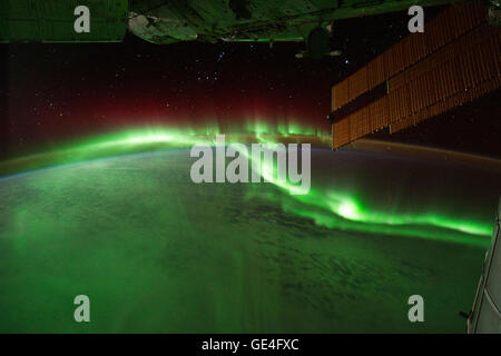 Beschreibung Astronauten auf der internationalen Raumstation (ISS) verwendet, eine digitale Kamera um mehrere hundert Fotos von der Aurora Australis oder "Südlichter" erfassen beim Durchgang über dem indischen Ozean am 17. September 2011. Klickt man auf den oben verlinkten Film, seht die fließende Bänder und Strahlen unterhalb der ISS aus südlich von Madagaskar, nördlich von Australien 17:45 bis 17:22 nur im Laufe der Weltzeit. Sonnenkollektoren und andere Abschnitte der ISS füllen einige der oberen rechten Seite des Fotos. Polarlichter sind eine spektakuläre Zeichen, die dass unser Planet elektrisch ist und magnetica Stockfoto